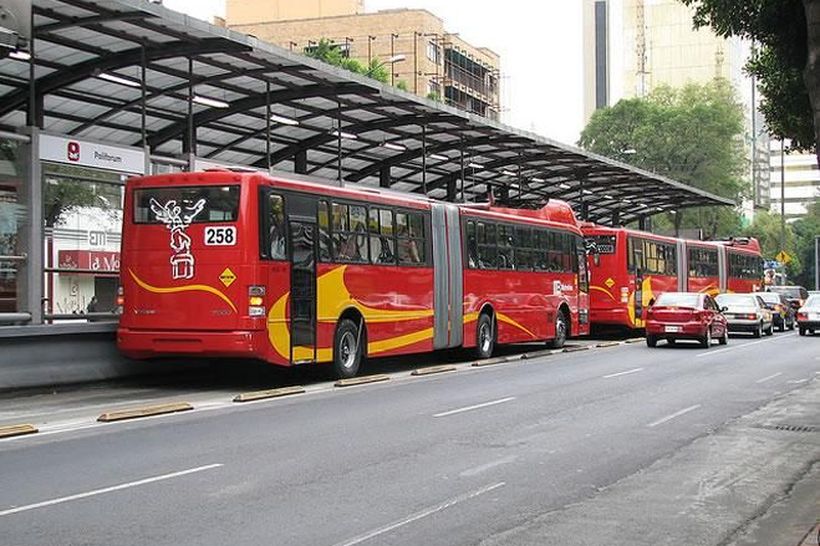 Autobuses del Metrobús en una estación de la Ciudad de México