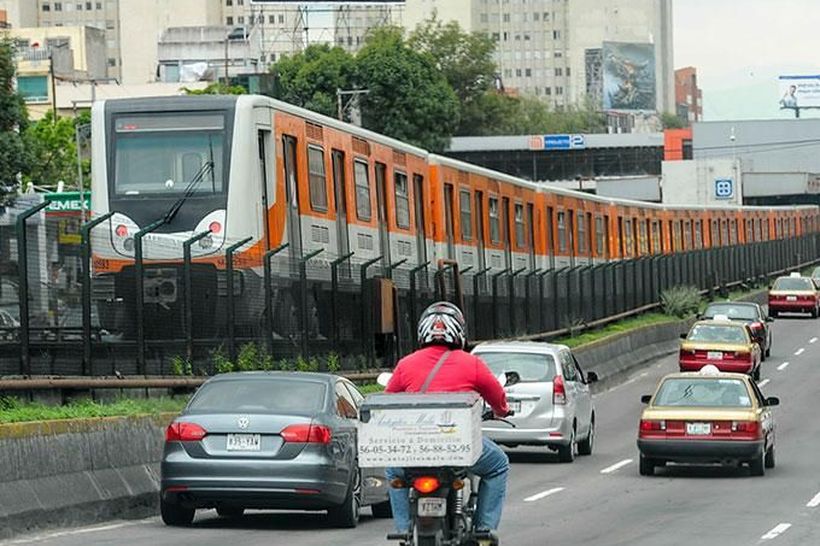 Tren del Metro de la Ciudad de México junto a una avenida
