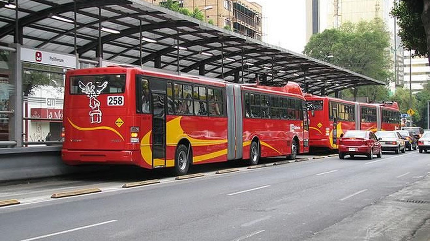 Autobuses del Metrobús en una estación de la Ciudad de México